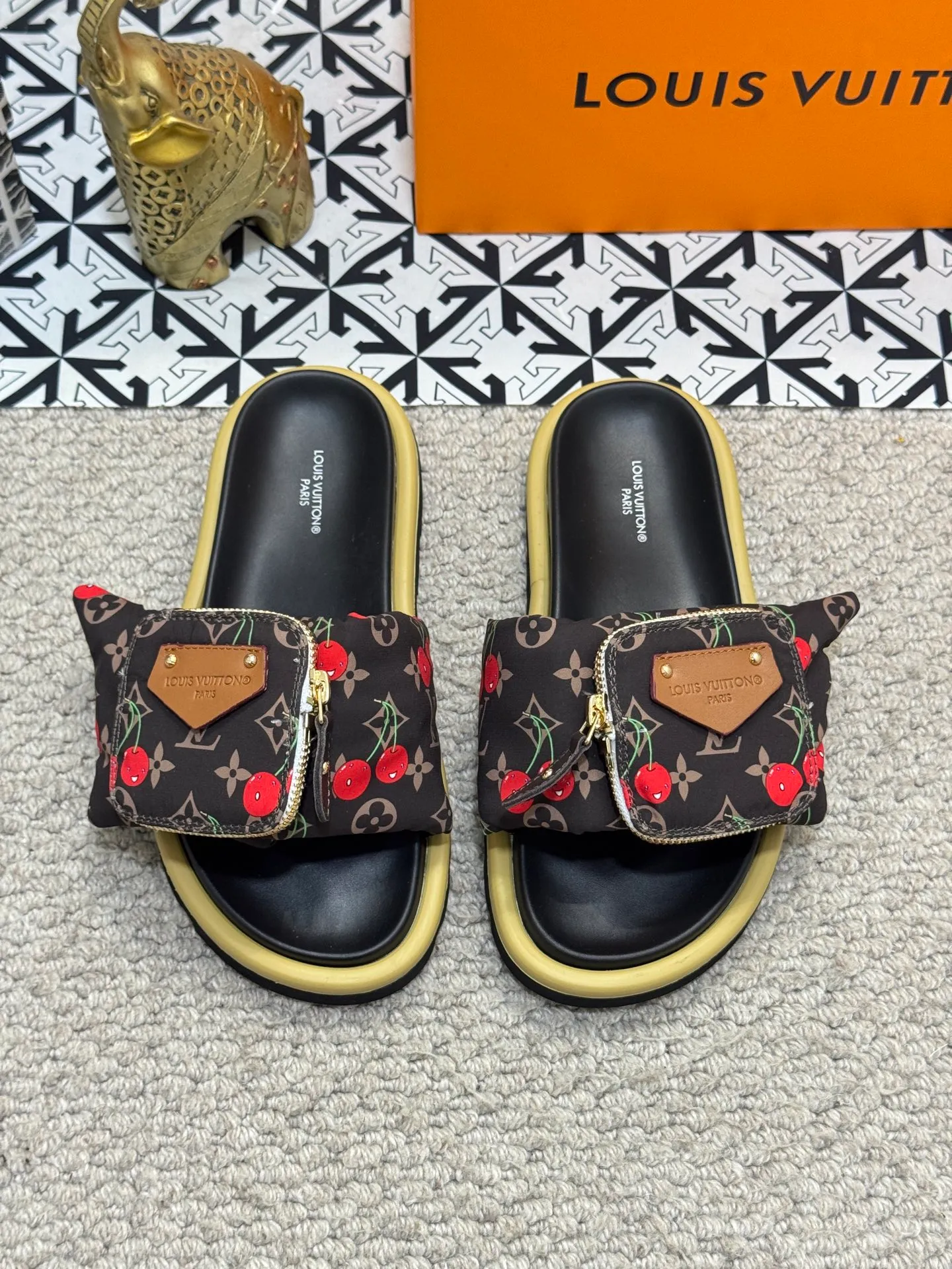 Men's shoes 💰400 [New style] 🦇🦇Top original order [Louis Vuitton] Couple style 👫Spring and summer style🎯🎯As an active family in the fashion industry ⭐ Lv is characterized by bold innovation ⚡Fabric down cloth🔥 Combined outsole, clean and tidy ⚡Fashionable and generous🌹Multiple colors available..Size: 36-44 (45 customized